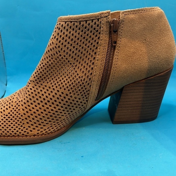 Lucky Brand women’s Zeshia Bootie, size 9.5, brown pointed toe, punched hole - Picture 5 of 6